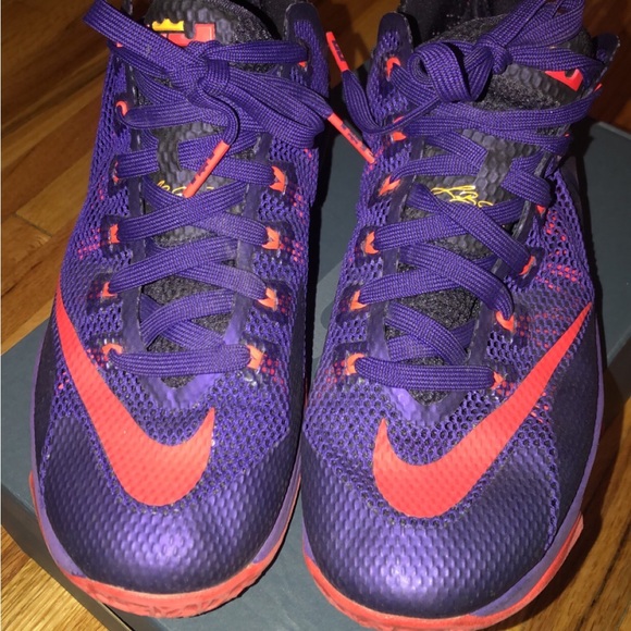 LeBron men’s shoes, size 9 1/2 - Picture 2 of 3